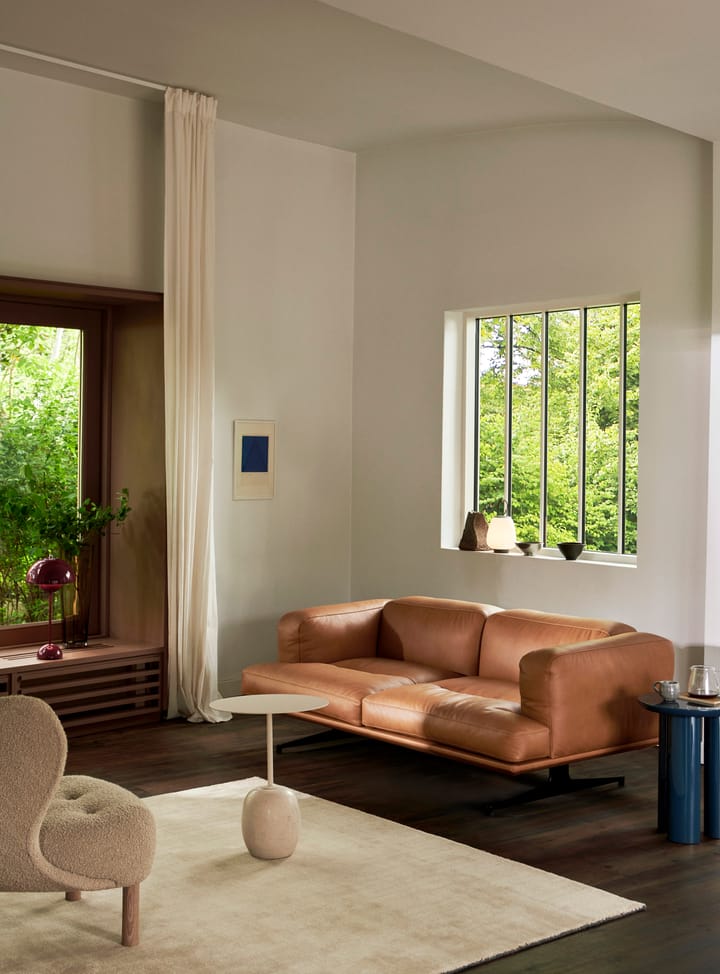 Inland AV22 sofa 2-seters, Noble lær cognac-warm black &Tradition