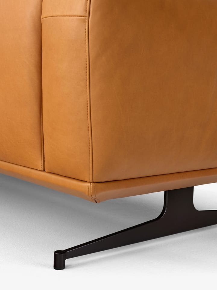 Inland AV23 3-seters sofa, Noble leather cognac-varm svart &Tradition