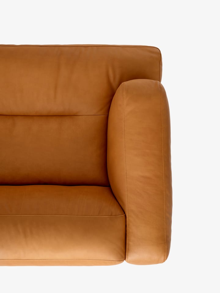 Inland AV23 3-seters sofa, Noble leather cognac-varm svart &Tradition