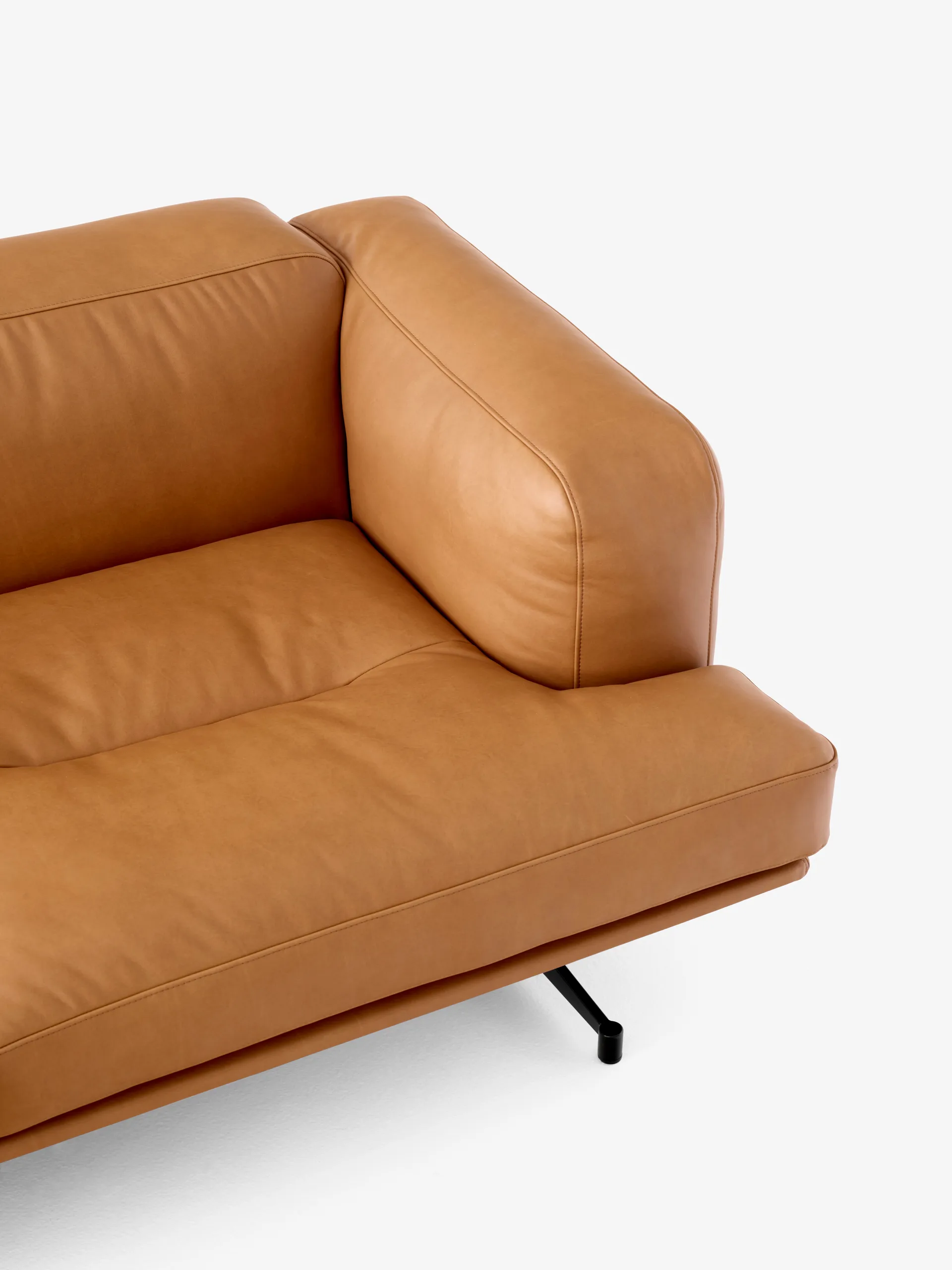 Inland AV23 3-seters sofa, Noble leather cognac-varm svart &Tradition