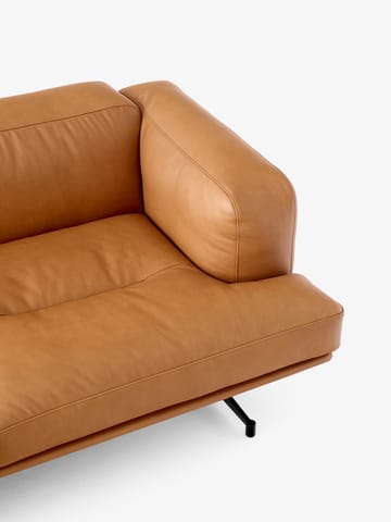 Inland AV23 3-seters sofa - Noble leather cognac-varm svart - &Tradition