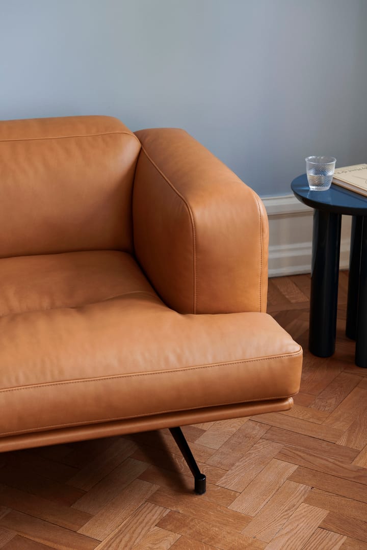 Inland AV23 3-seters sofa, Noble leather cognac-varm svart &Tradition