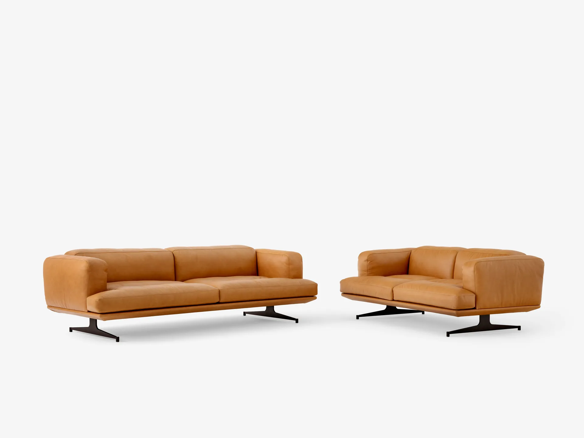 Inland AV23 3-seters sofa, Noble leather cognac-varm svart &Tradition