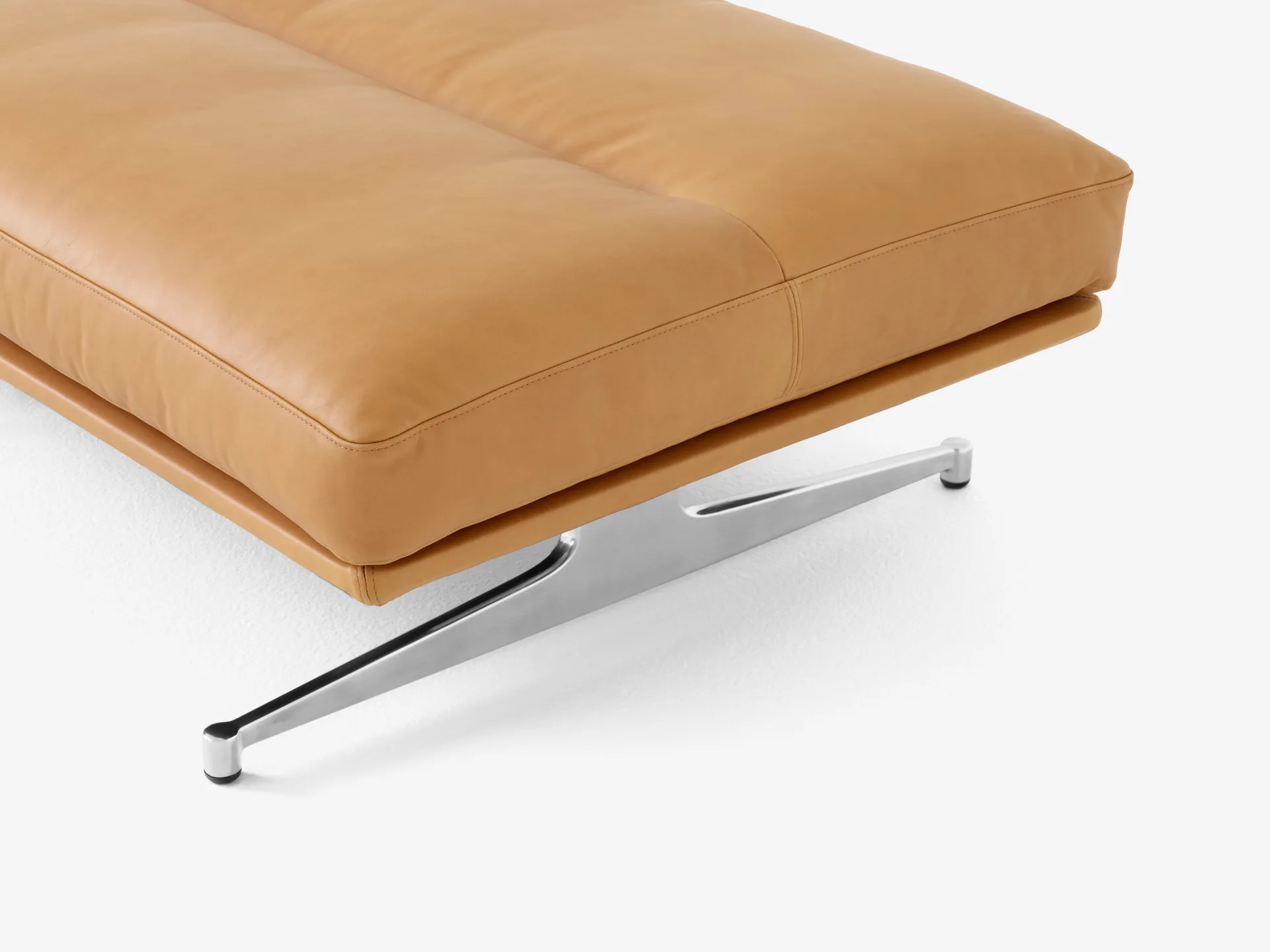 Inland AV32 puff 78 x 113 cm, Noble lær cognac-polished alu &Tradition