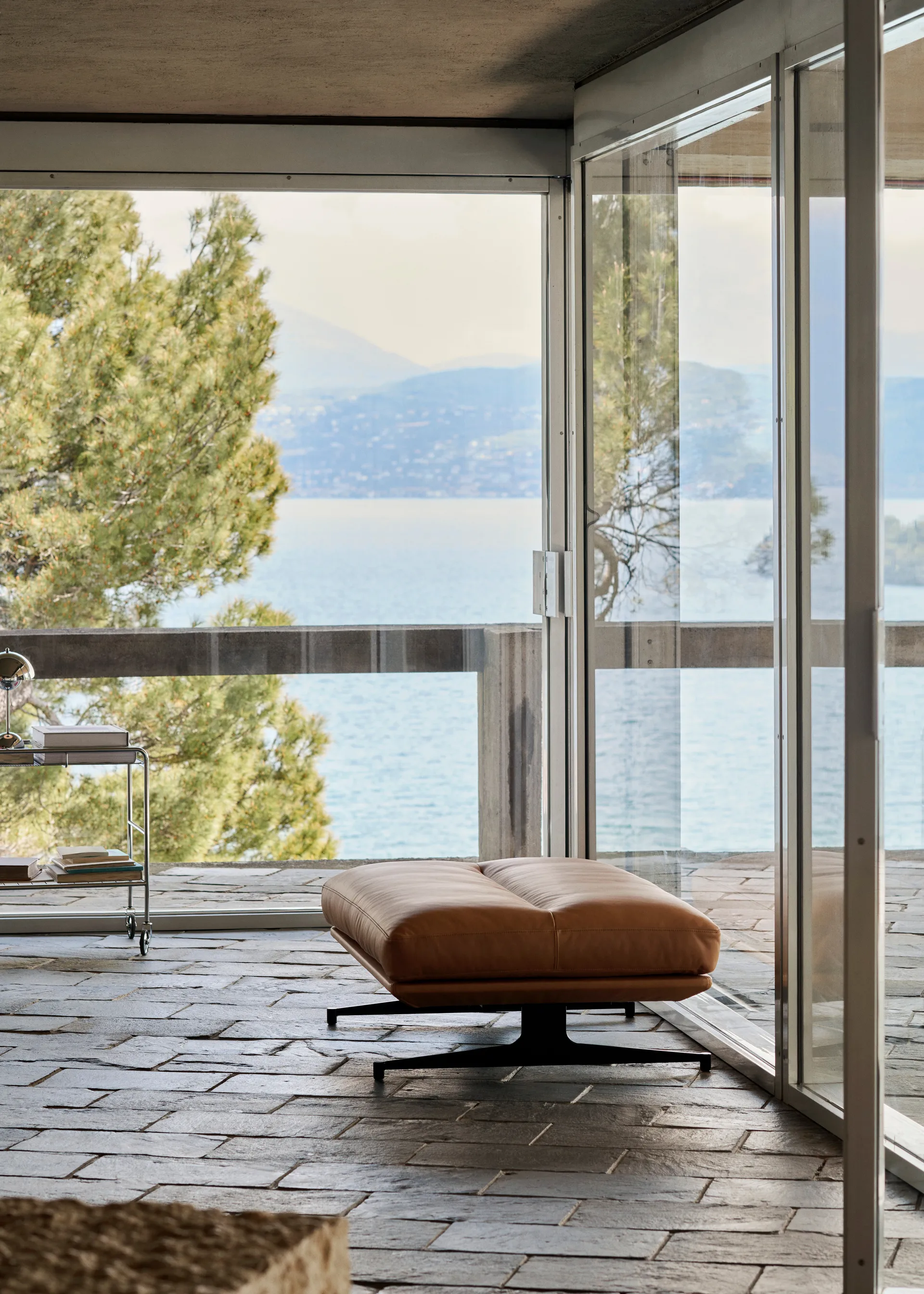 Inland AV32 puff 78 x 113 cm, Noble lær cognac-warm black &Tradition