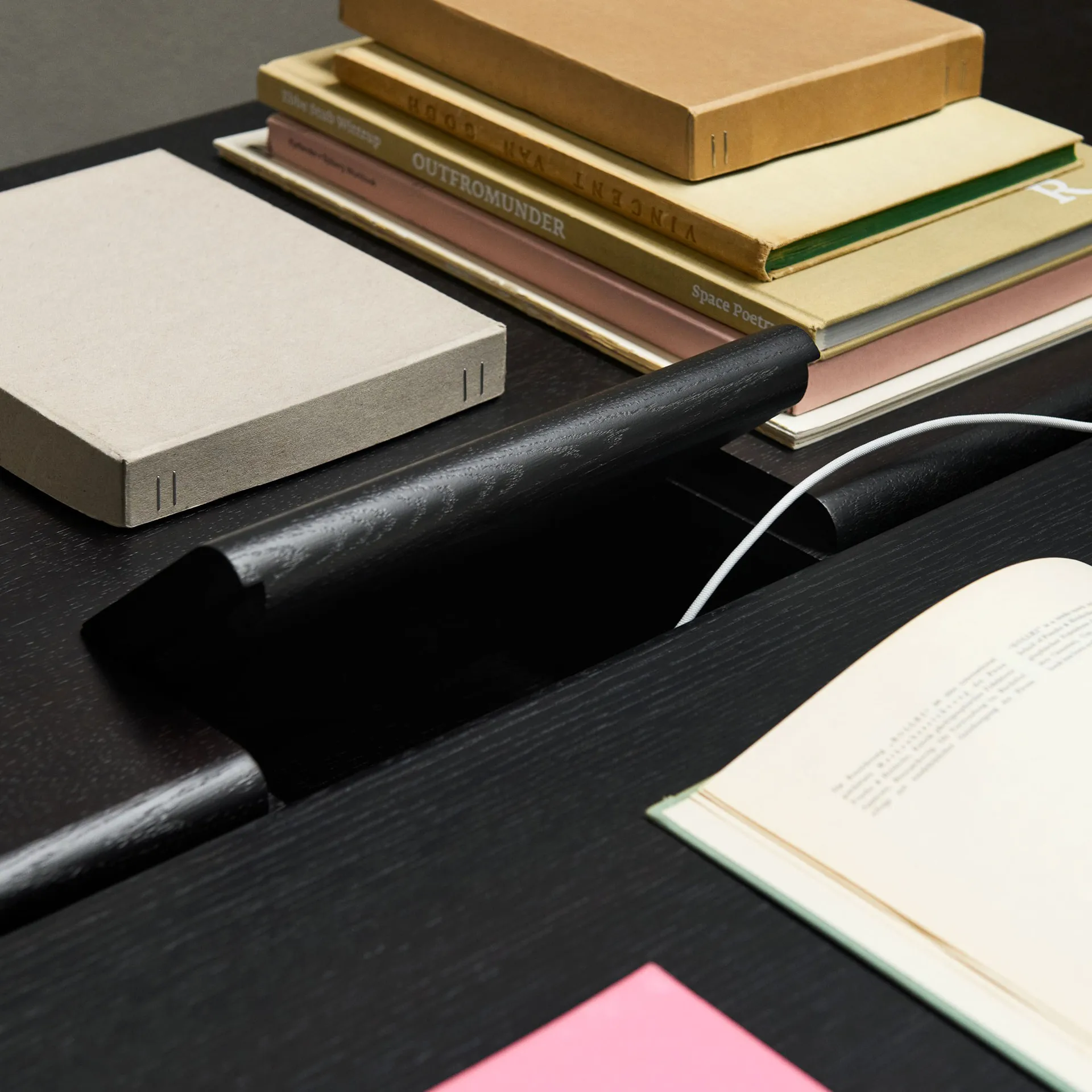 Ita OS1 spisebord med kabelskjuler 95x200 cm, Dark stained oak &Tradition