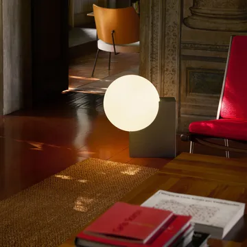 Journey SHY4 gulvlampe - Børstet stål-opalglass - &Tradition