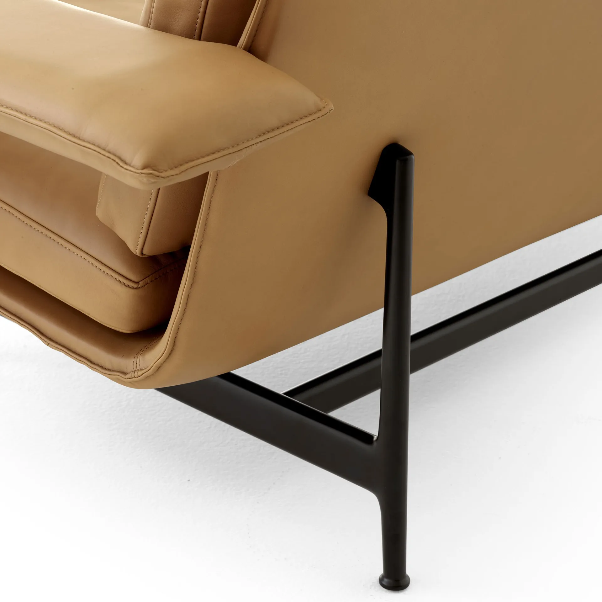 Meantime AV30 2-seters sofa, Warm black-Noble leather Cognac &Tradition