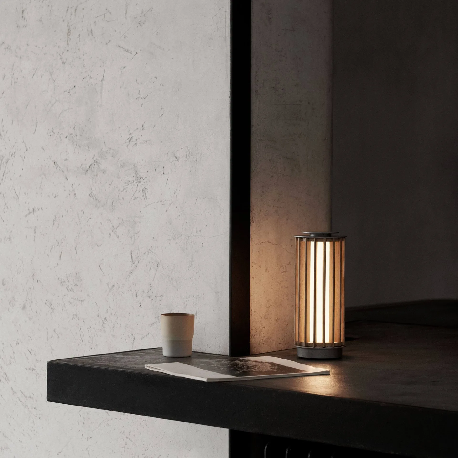 Numbra TY3 portabel bordlampe, Lakkert eik-trumlet aluminium &Tradition