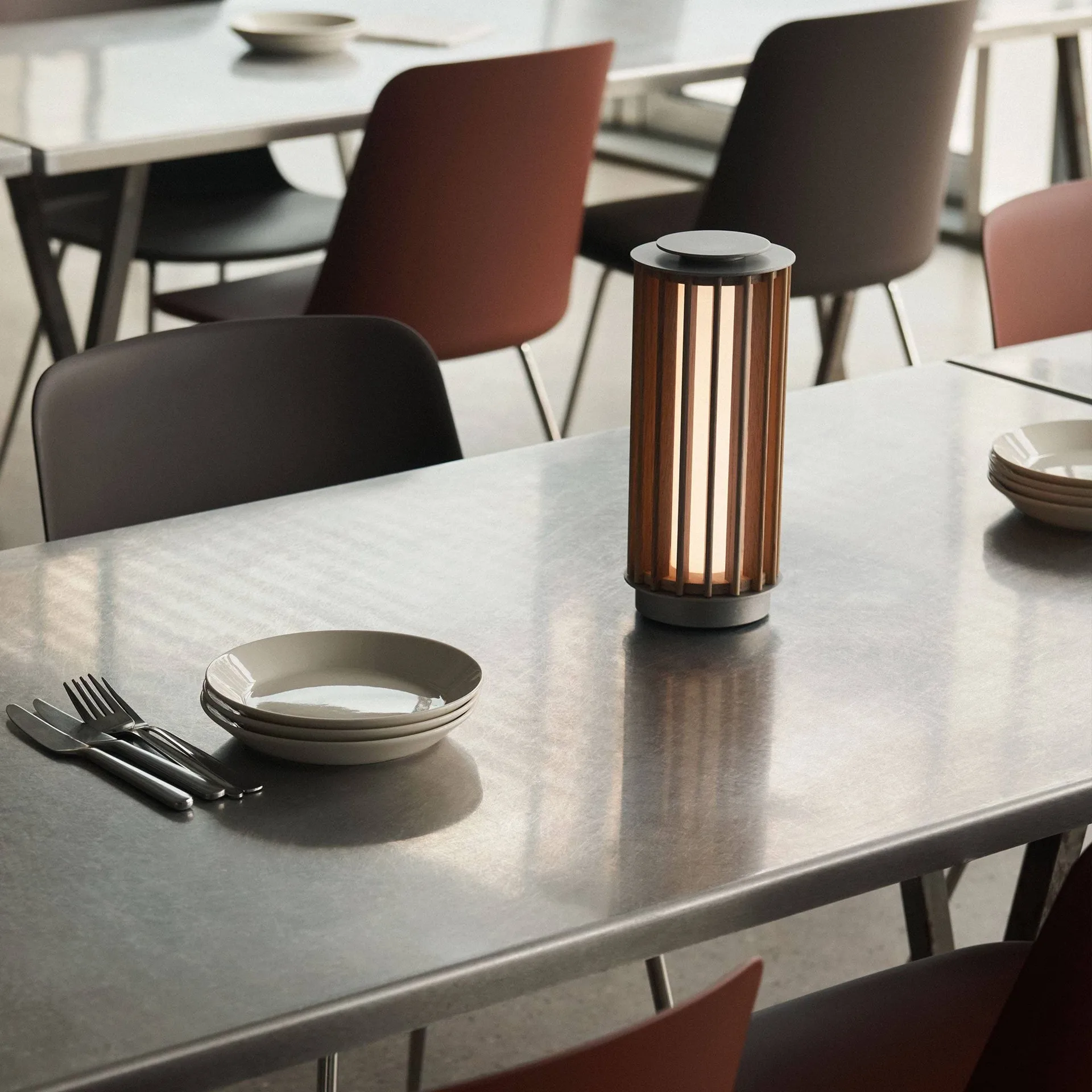 Numbra TY3 portabel bordlampe, Lakkert eik-trumlet aluminium &Tradition