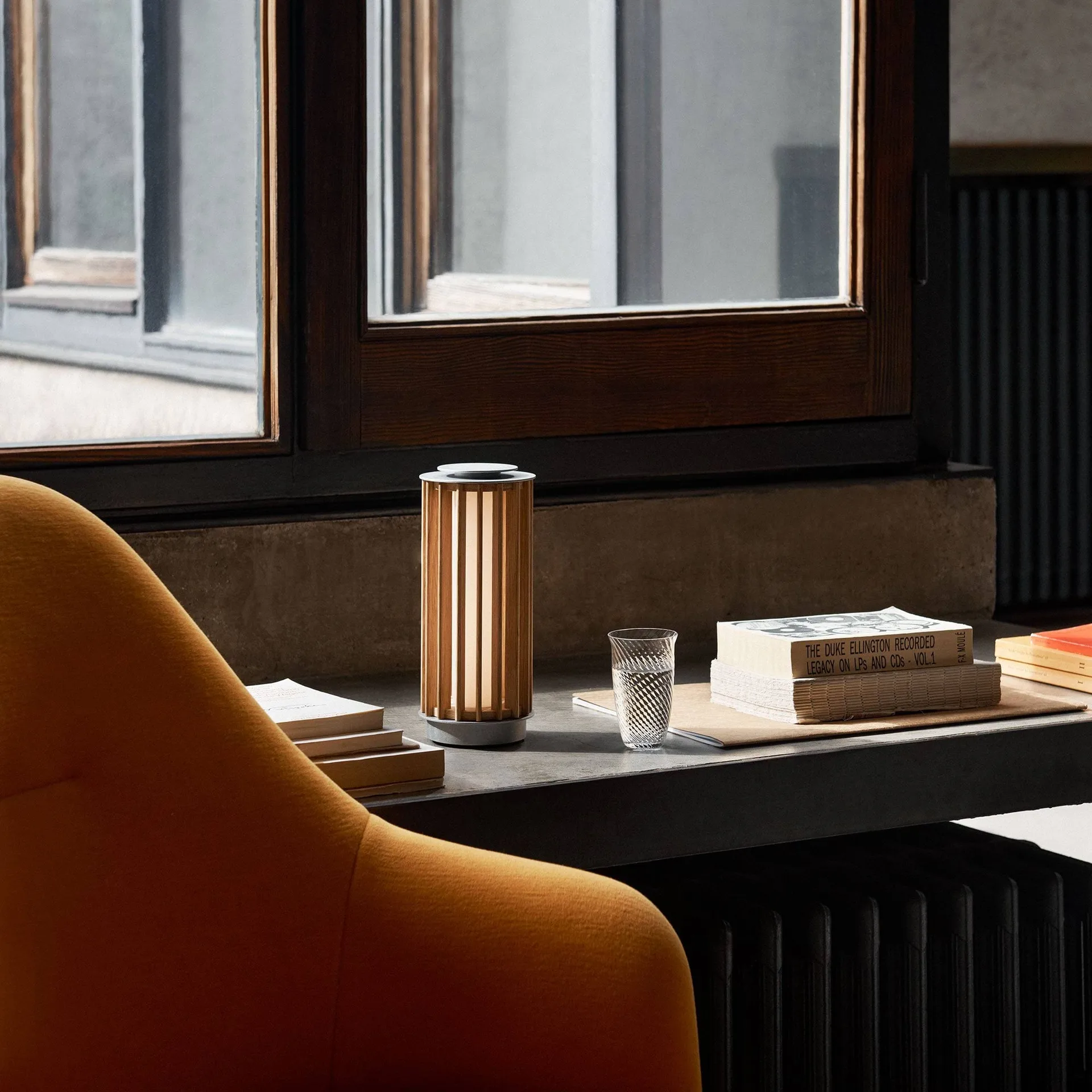Numbra TY3 portabel bordlampe, Lakkert eik-trumlet aluminium &Tradition