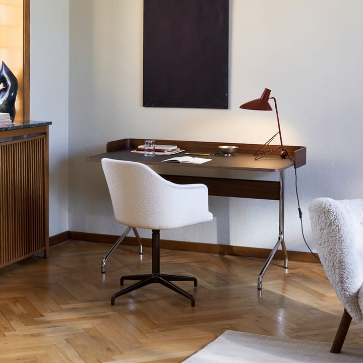Pavilion AV17 skrivebord, mushroom linoleum, lakkert eik, kromben &Tradition