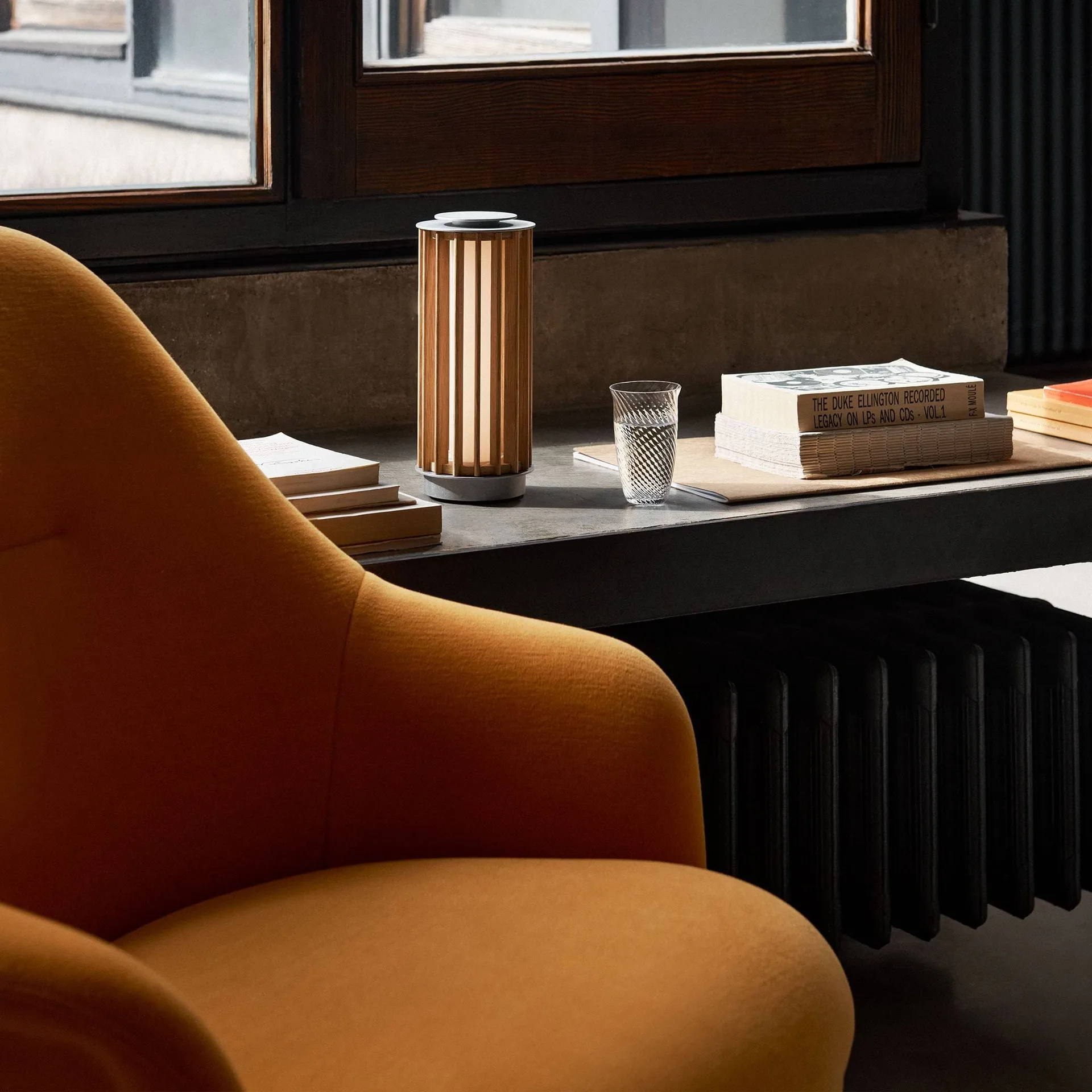 Rely HW139 lounge chair, Gentle 0433-aluminium &Tradition