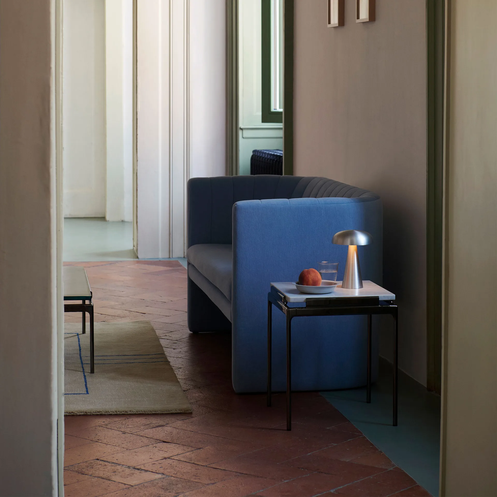 Sett LN11 sidebord, Bianco carrara-dark chrome &Tradition