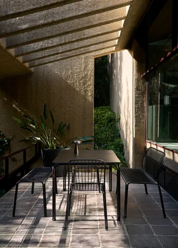 Thorvald SC111 benk - Warm black, 129 cm - &Tradition