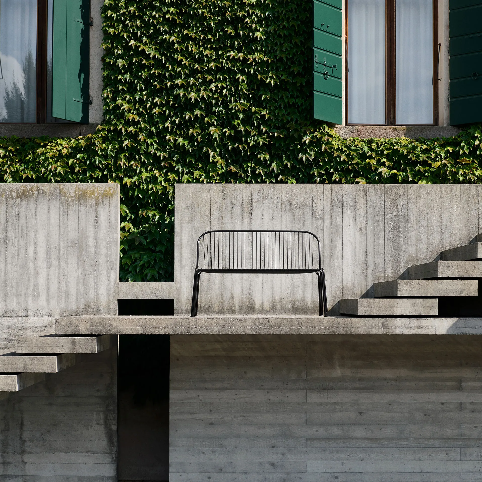 Thorvald SC111 benk, Warm black, 129 cm &Tradition