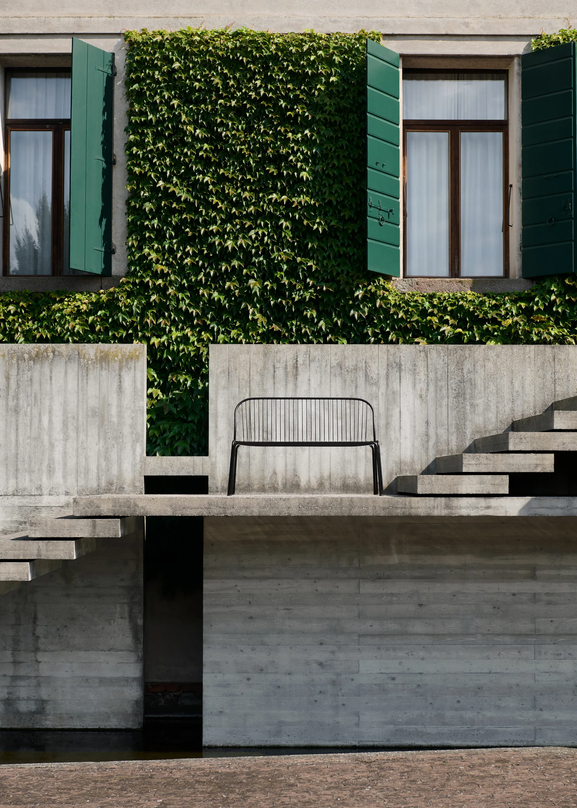 Thorvald SC111 benk, Warm black, 129 cm &Tradition