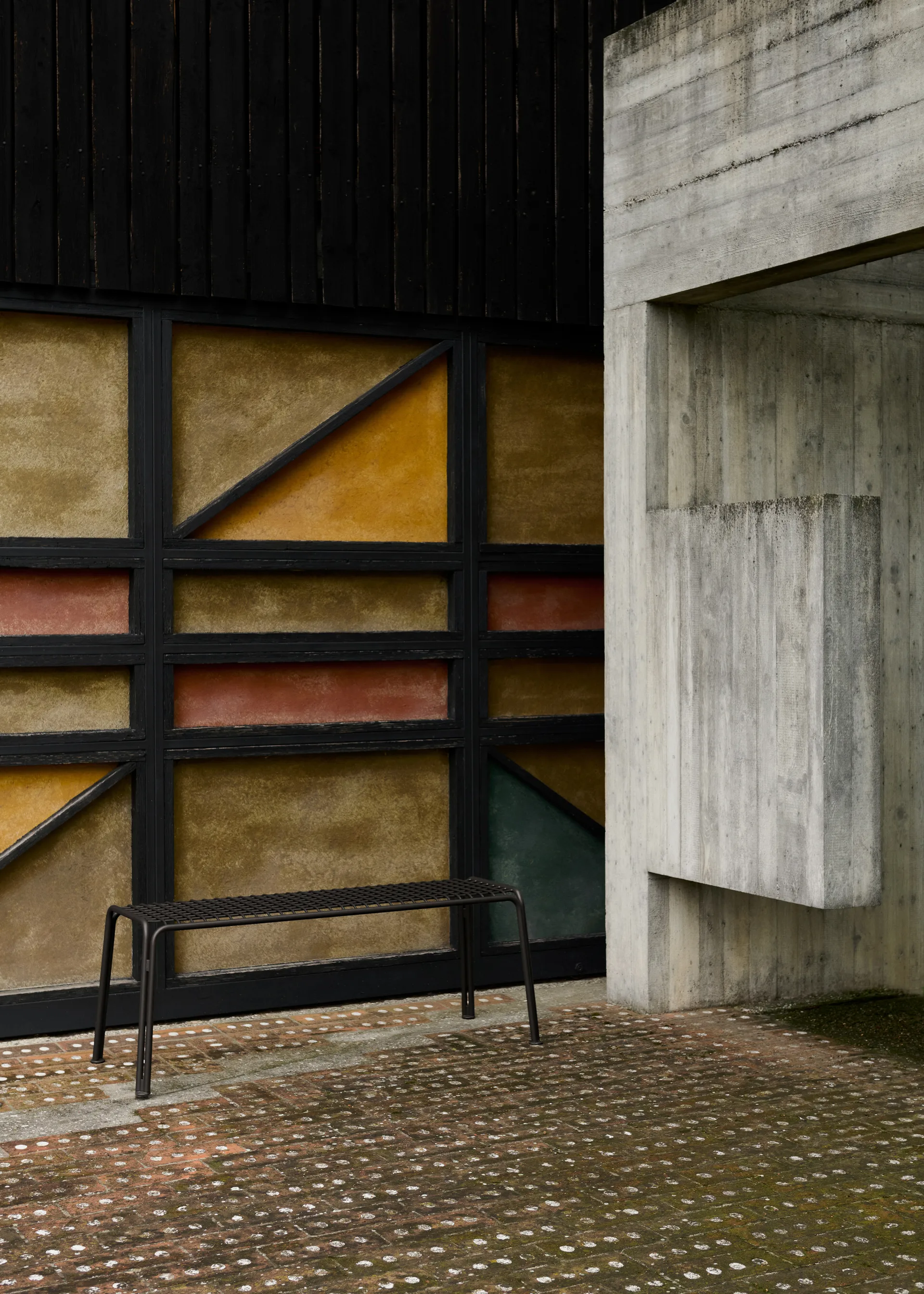 Thorvald SC112 benk, Warm black, 125 cm &Tradition