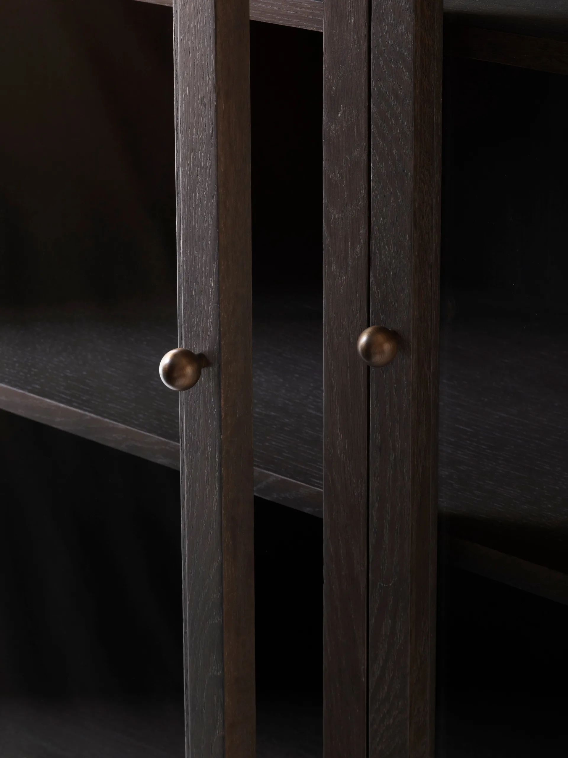 Trace SC88 vitrineskap 120 x 192 x 40 cm, Dark stained oak &Tradition