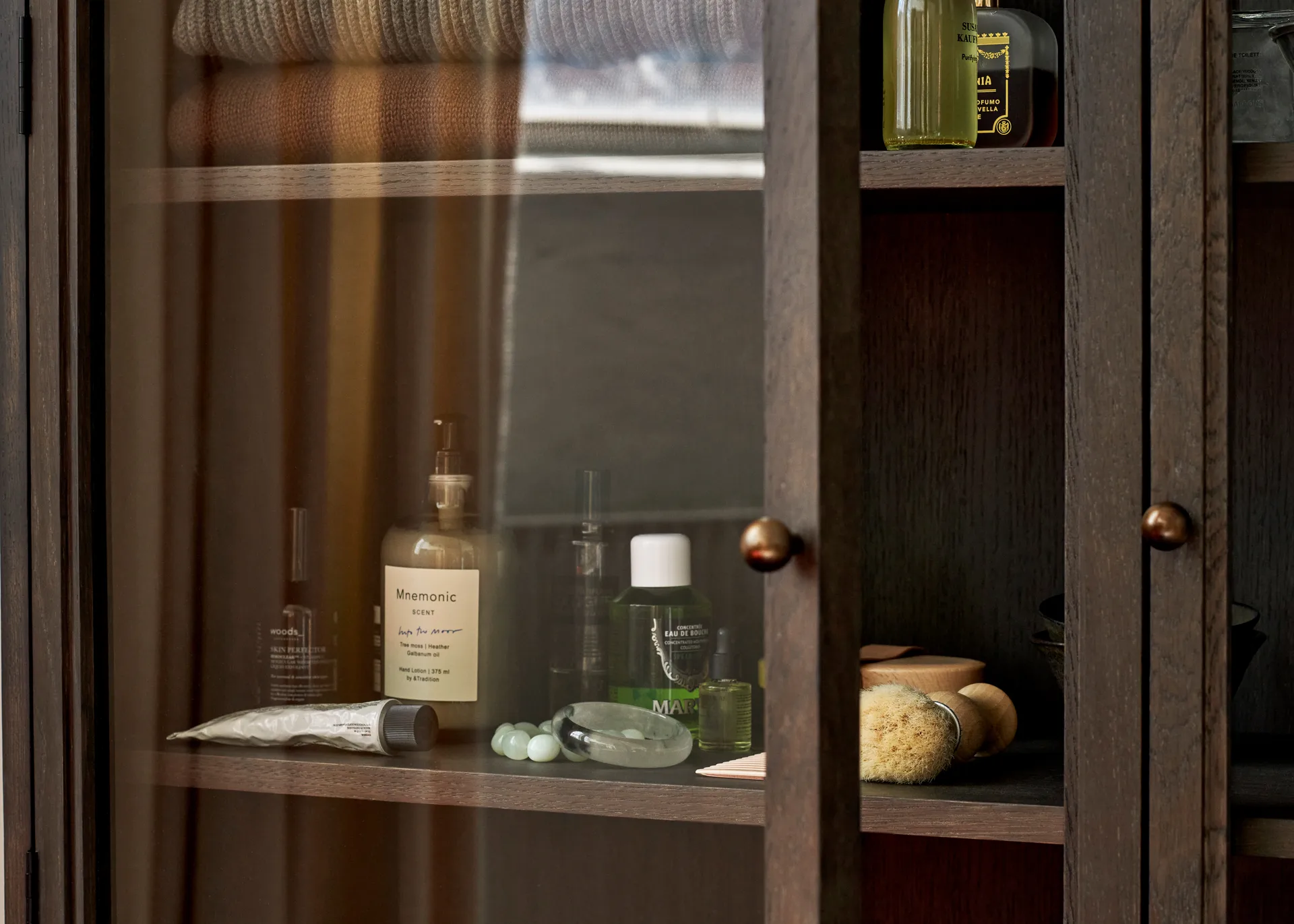 Trace SC88 vitrineskap 120 x 192 x 40 cm, Dark stained oak &Tradition