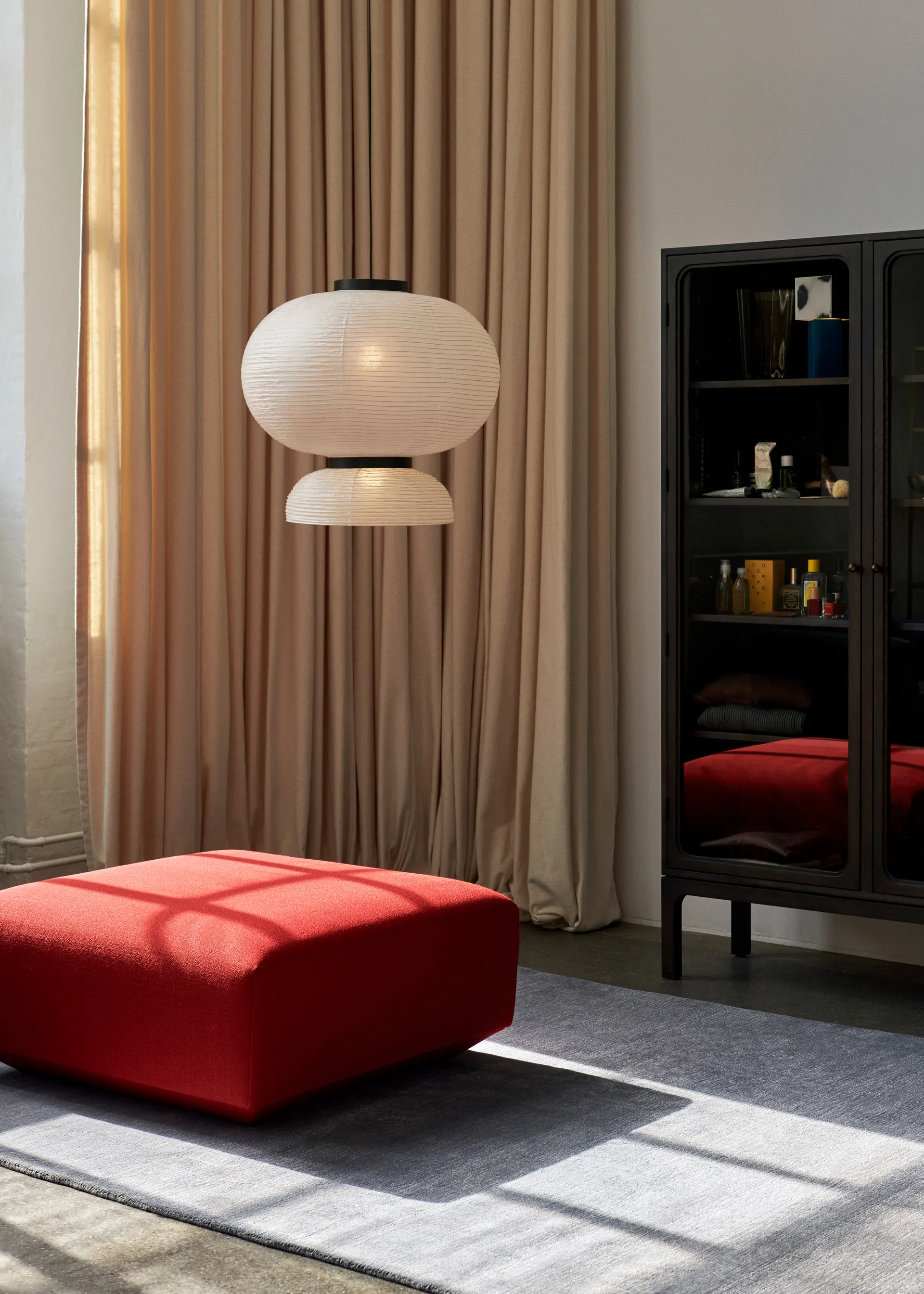 Trace SC88 vitrineskap 120 x 192 x 40 cm, Dark stained oak &Tradition