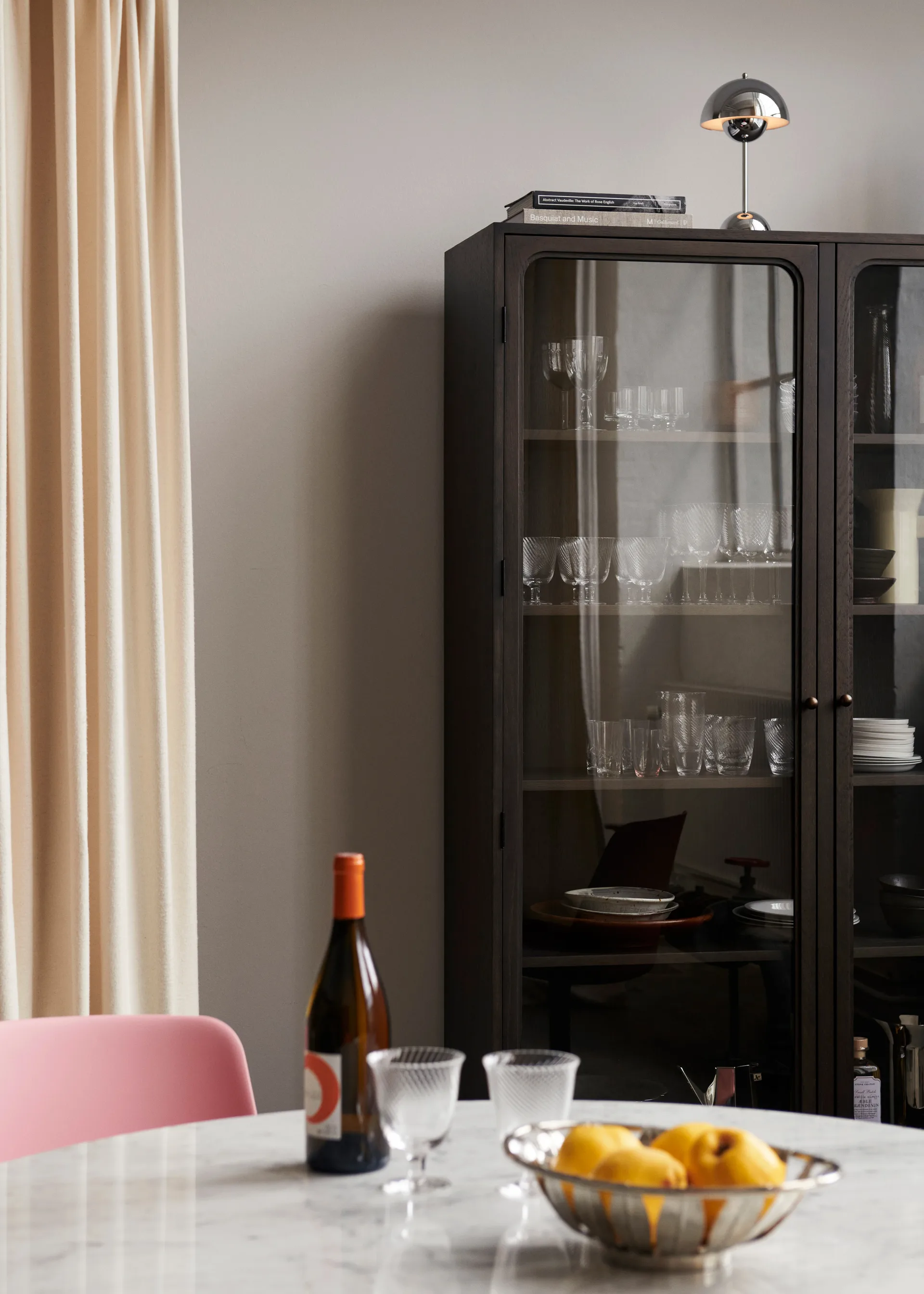 Trace SC88 vitrineskap 120 x 192 x 40 cm, Dark stained oak &Tradition