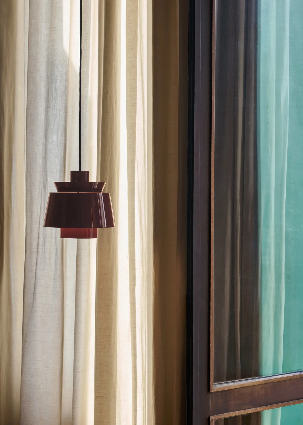 Utzon JU1 lampe, Dark burgundy, Ø22 cm &Tradition