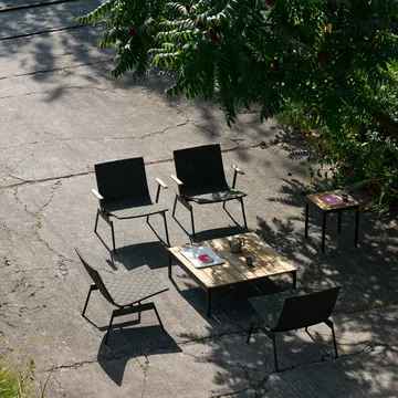Ville Outdoor AV45 loungestol med armlener - Bronze green - &Tradition