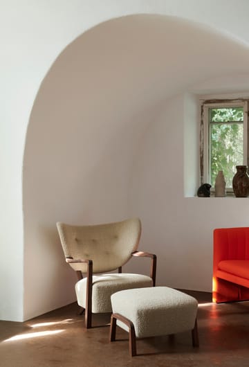 Wulff Lounge Chair ATD2 lenestol inkl. puff ATD3 - Oljet valnøtt-Karakorum - &Tradition