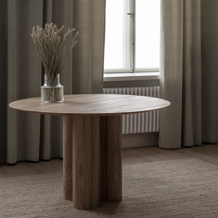Hommage Grande spisebord, Eik røktoljet Ø135 cm Tre Sekel Möbelsnickeri