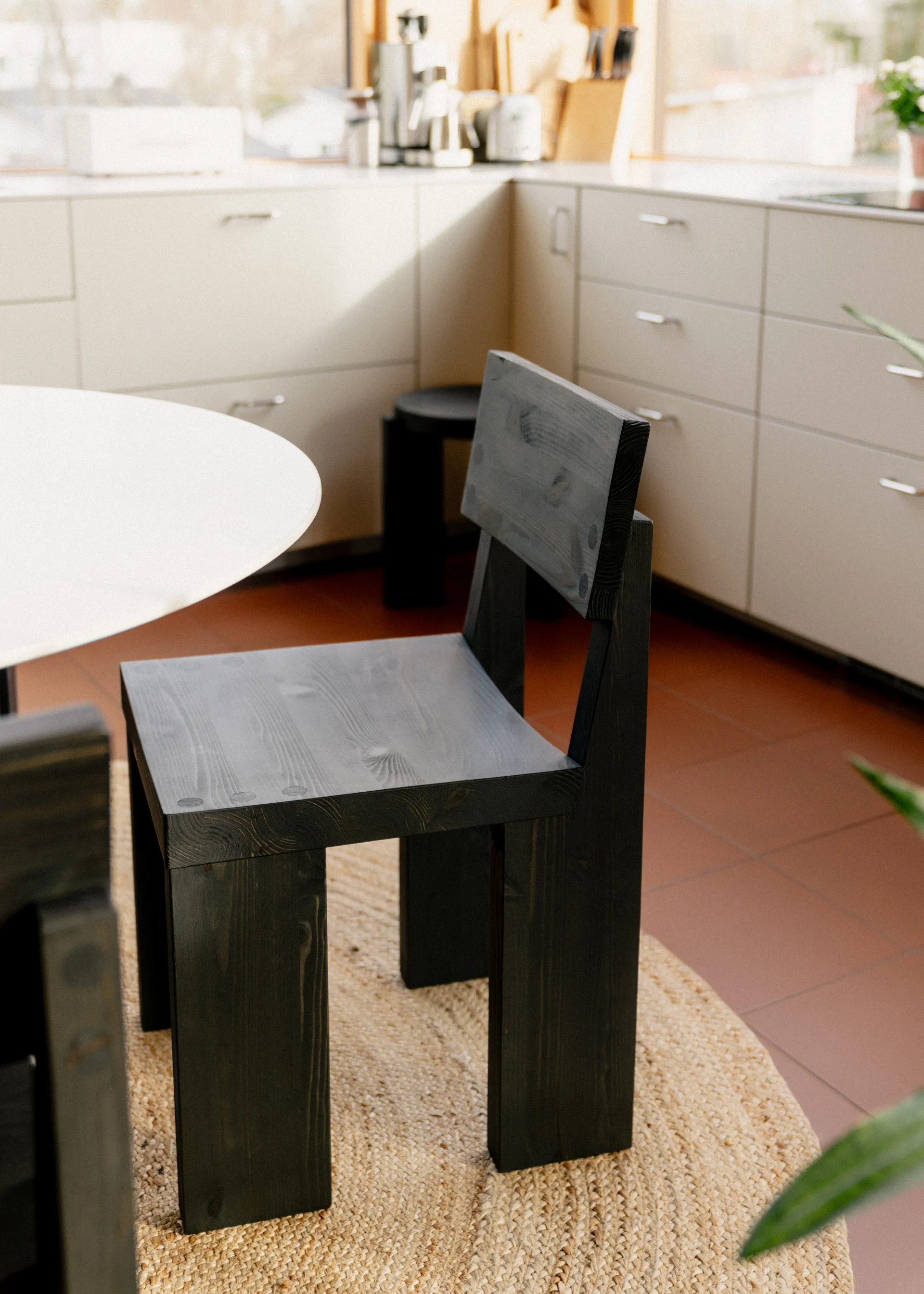 001 Dining Chair stol, Svartbeiset furu Vaarnii