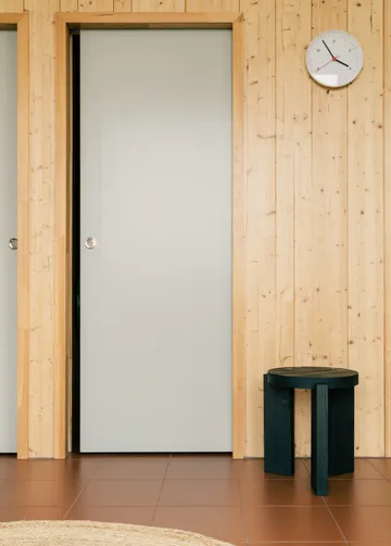 001 Stool krakk - Svartbeiset furu, Ø40x44 cm - Vaarnii