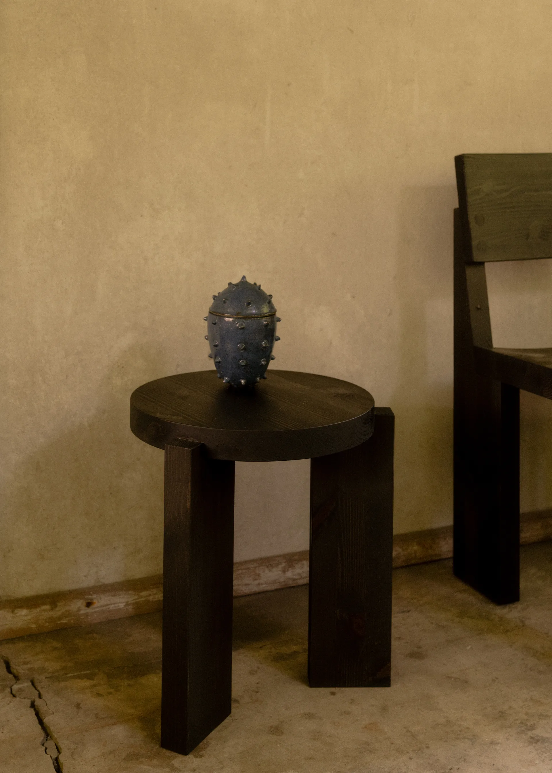 001 Stool krakk, Svartbeiset furu, Ø40x44 cm Vaarnii