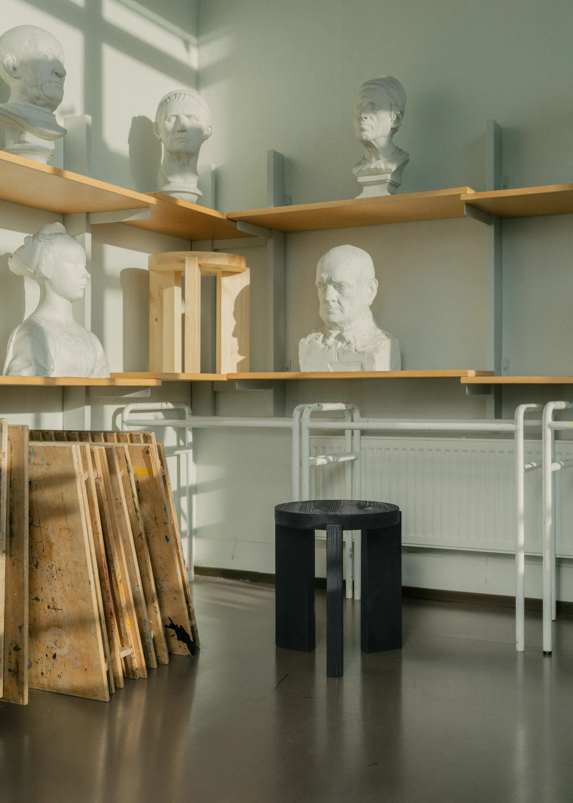 001 Stool krakk, Svartbeiset furu, Ø40x44 cm Vaarnii