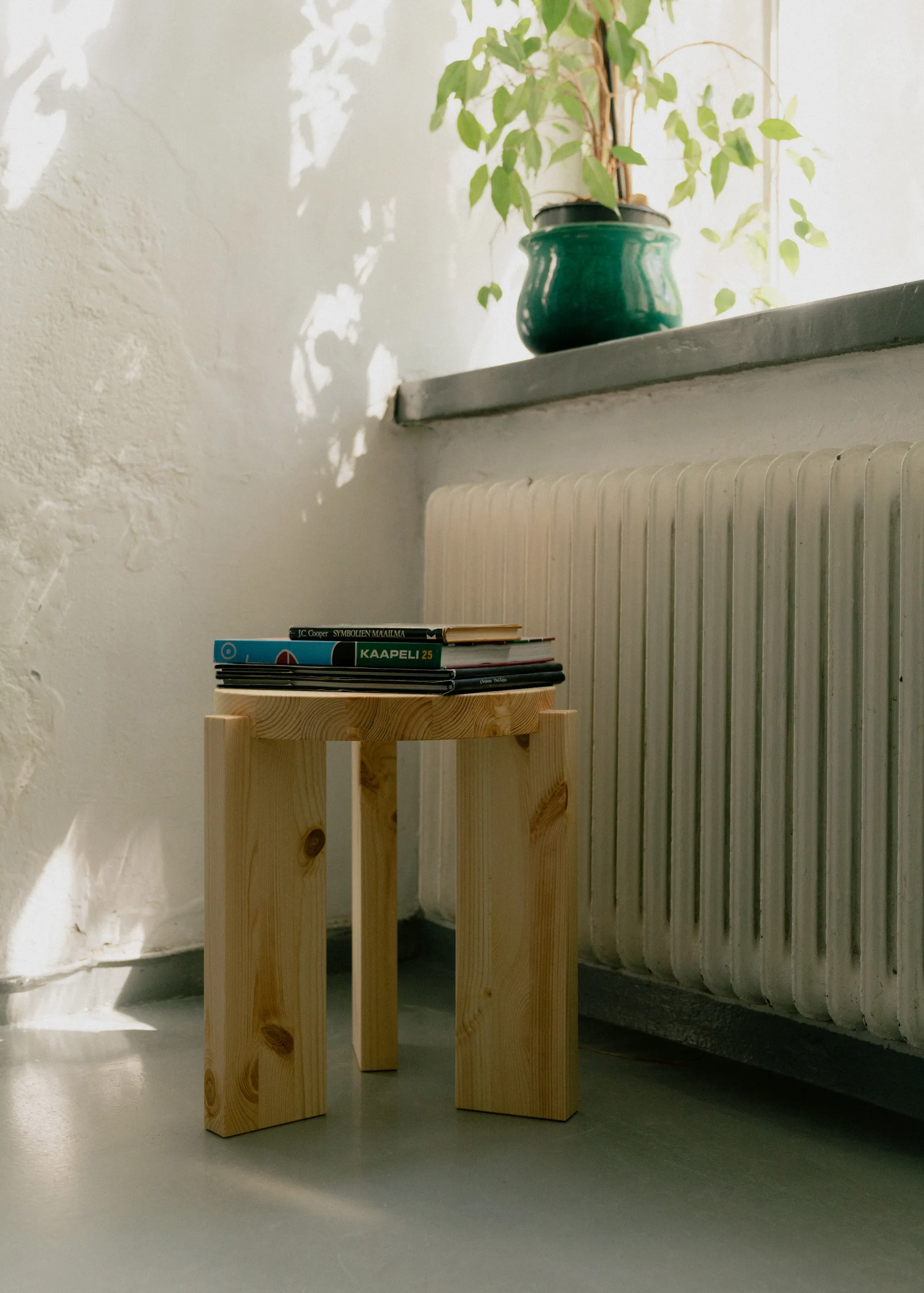 001 Stool rund krakk, Matt oljevokset furu, Ø40x44 cm Vaarnii