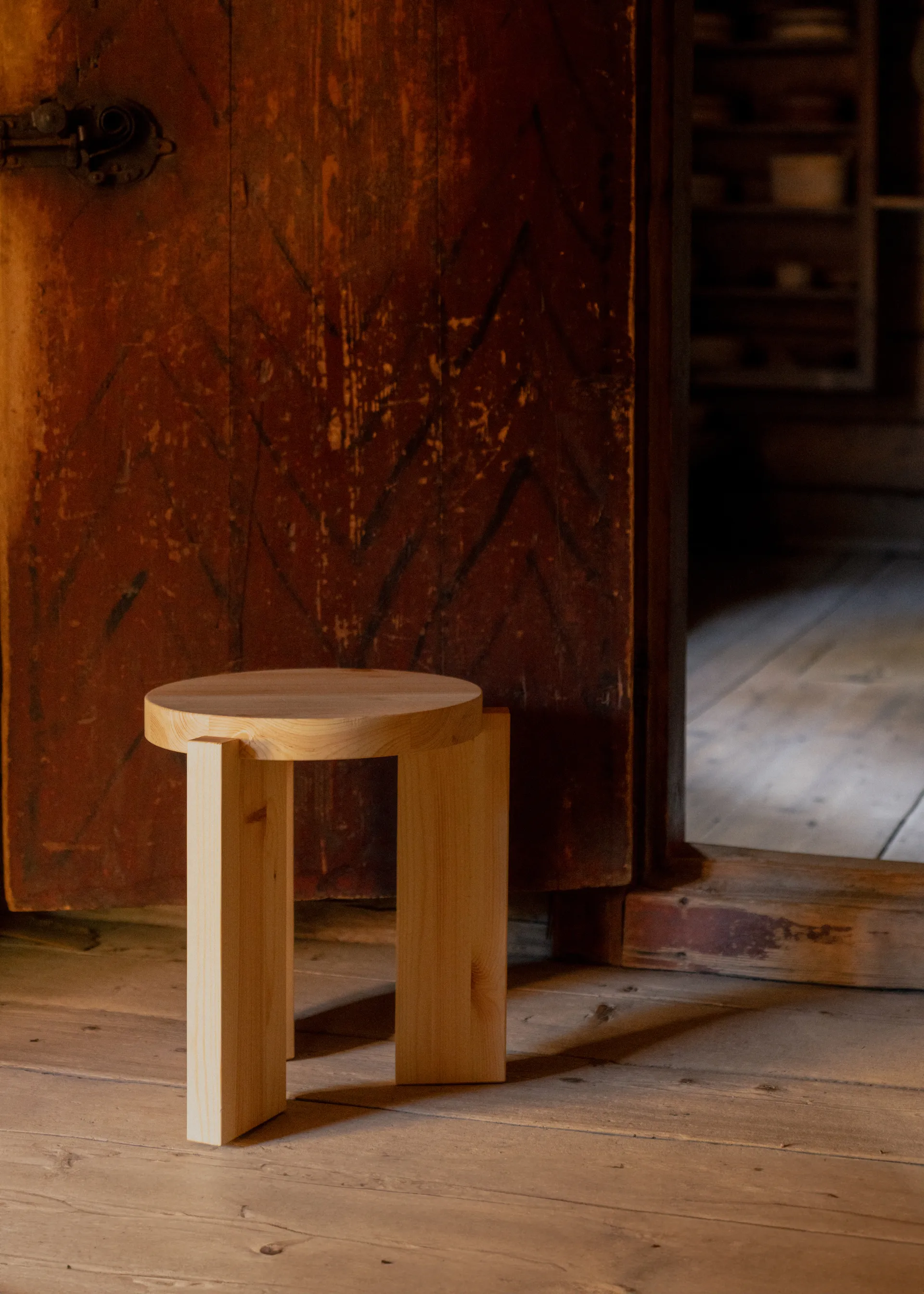 001 Stool rund krakk, Matt oljevokset furu, Ø40x44 cm Vaarnii
