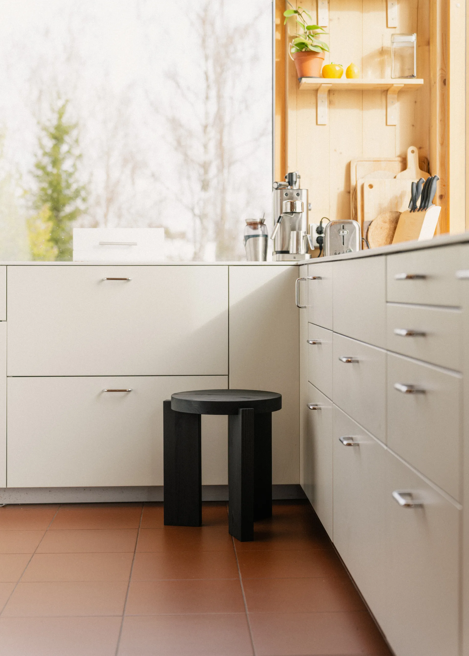 001 Stool rund krakk, Svartbeiset furu, Ø40x44 cm Vaarnii
