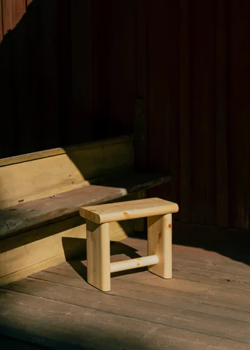 002 Ast Stool krakk - Matt oljevokset furu, 55x26x45 cm - Vaarnii