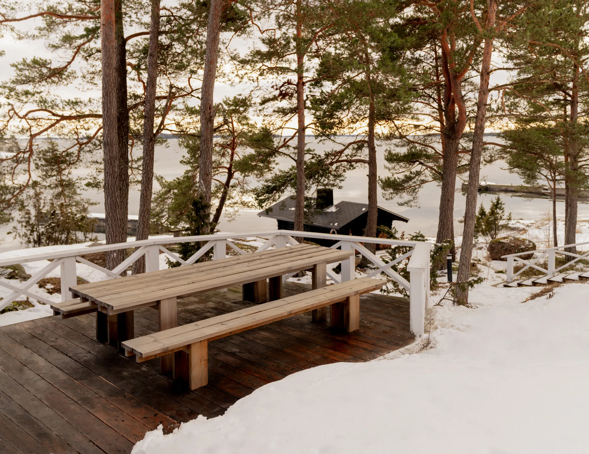 013 Osa Outdoor Bench benk, Varmebehandlet furu, 270x37x49 cm Vaarnii