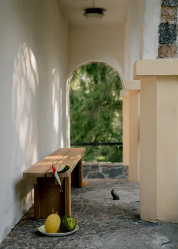 013 Osa Outdoor Bench benk - Varmebehandlet furu, 333x37x49 cm - Vaarnii