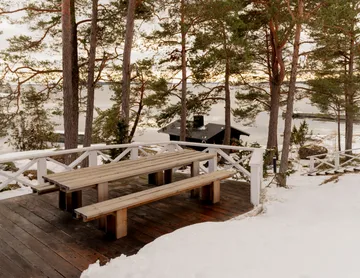 013 Osa Outdoor Bench benk - Varmebehandlet furu, 333x37x49 cm - Vaarnii