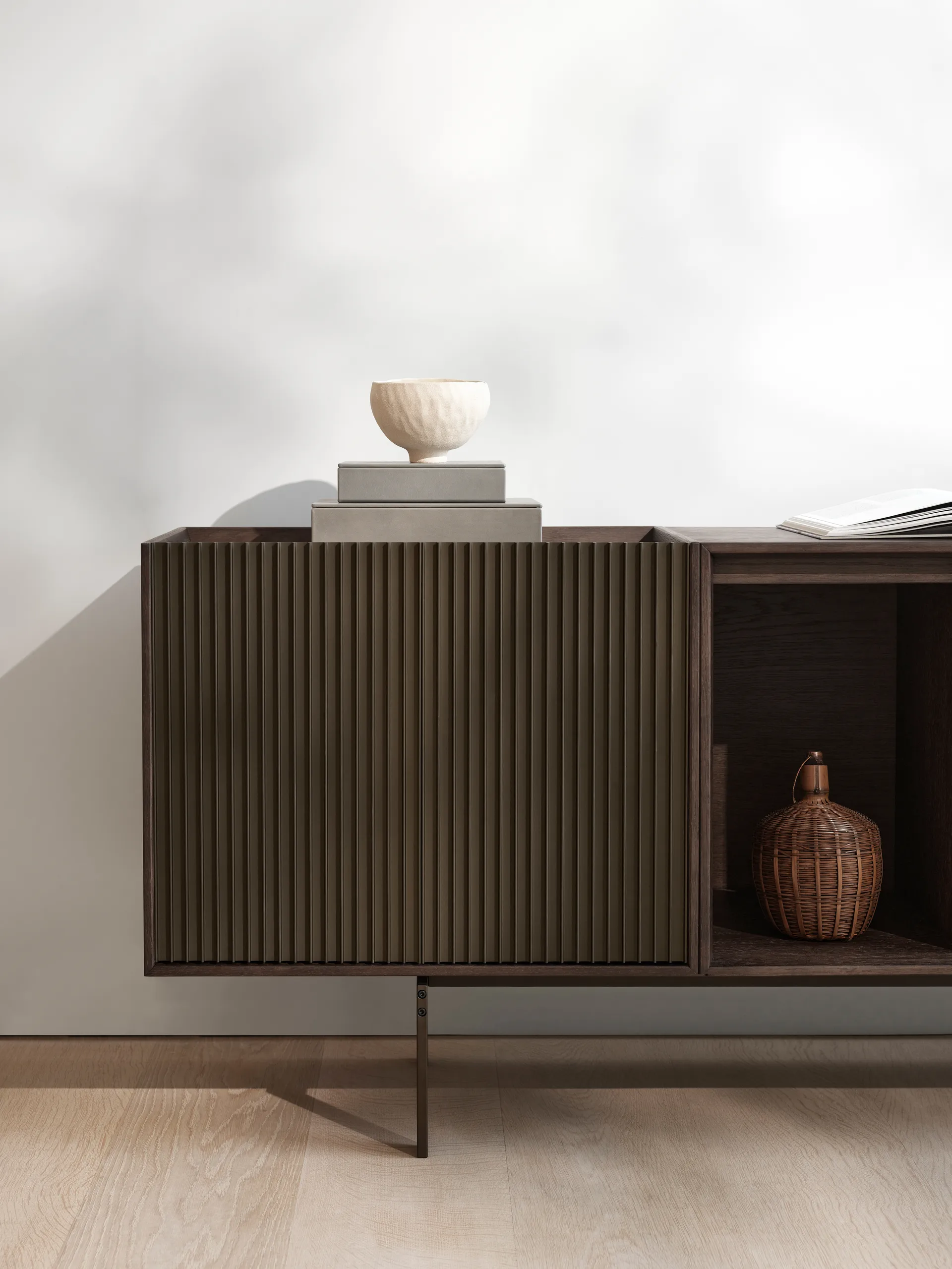 Vipp Cabinet H1 sideboard med ben, Dark oak-marble, dører Vipp