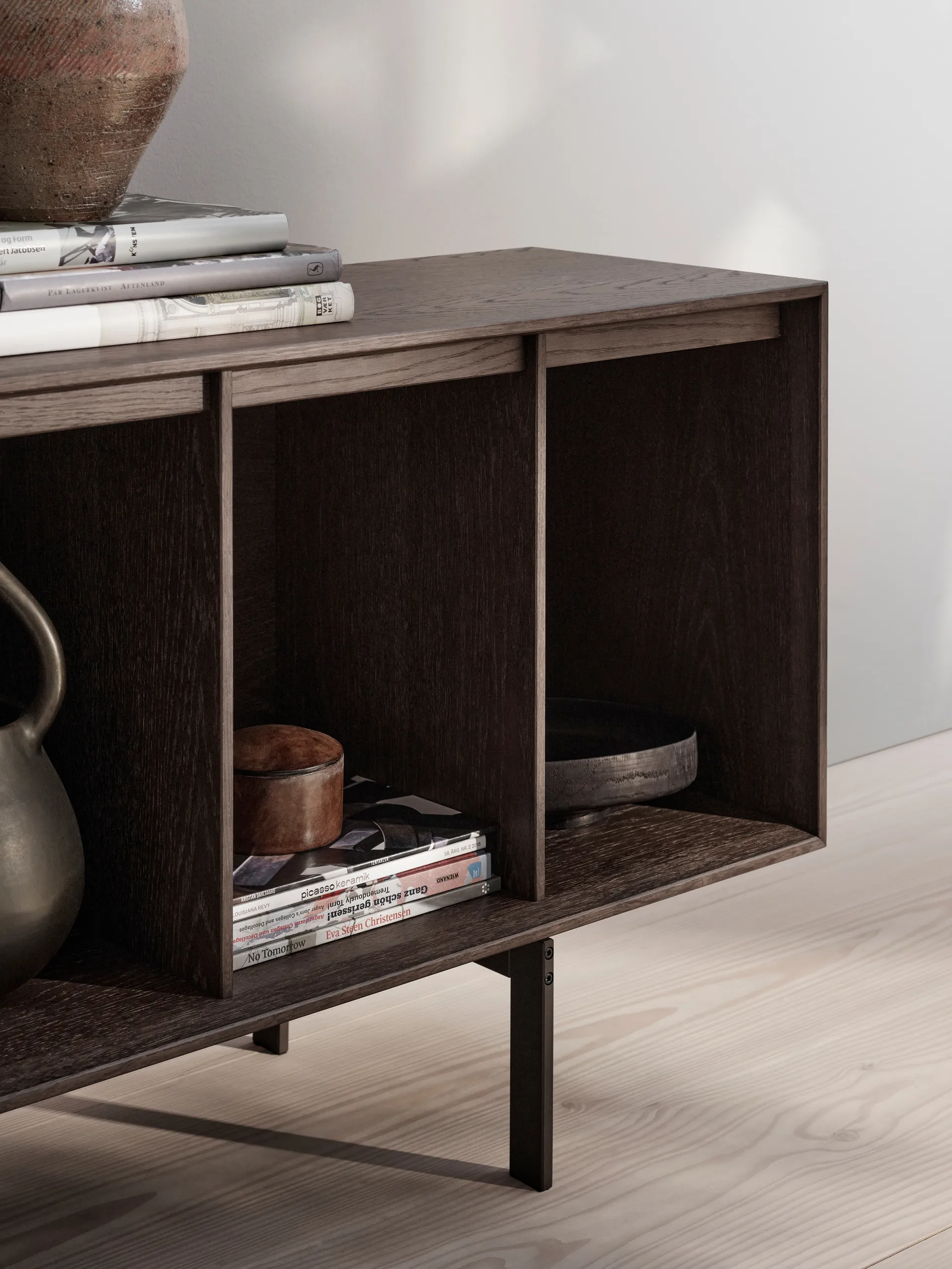 Vipp Cabinet H1 sideboard med ben, Dark oak-marble, dører Vipp