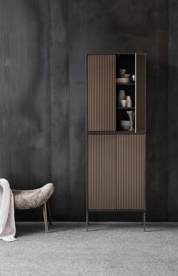 Vipp Cabinet H4 skap med ben - Dark oak, dører - Vipp
