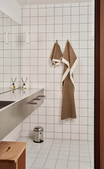 Vipp104 badehåndkle - Taupe, 76x135 cm - Vipp