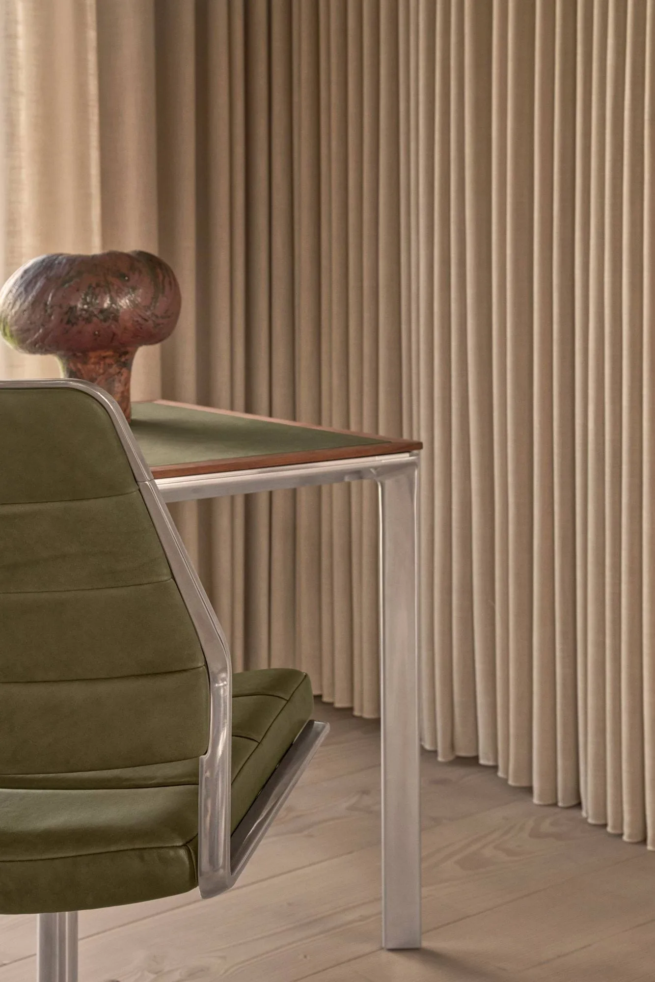 Vipp432 skrivebord, Bosco leather-walnut Vipp