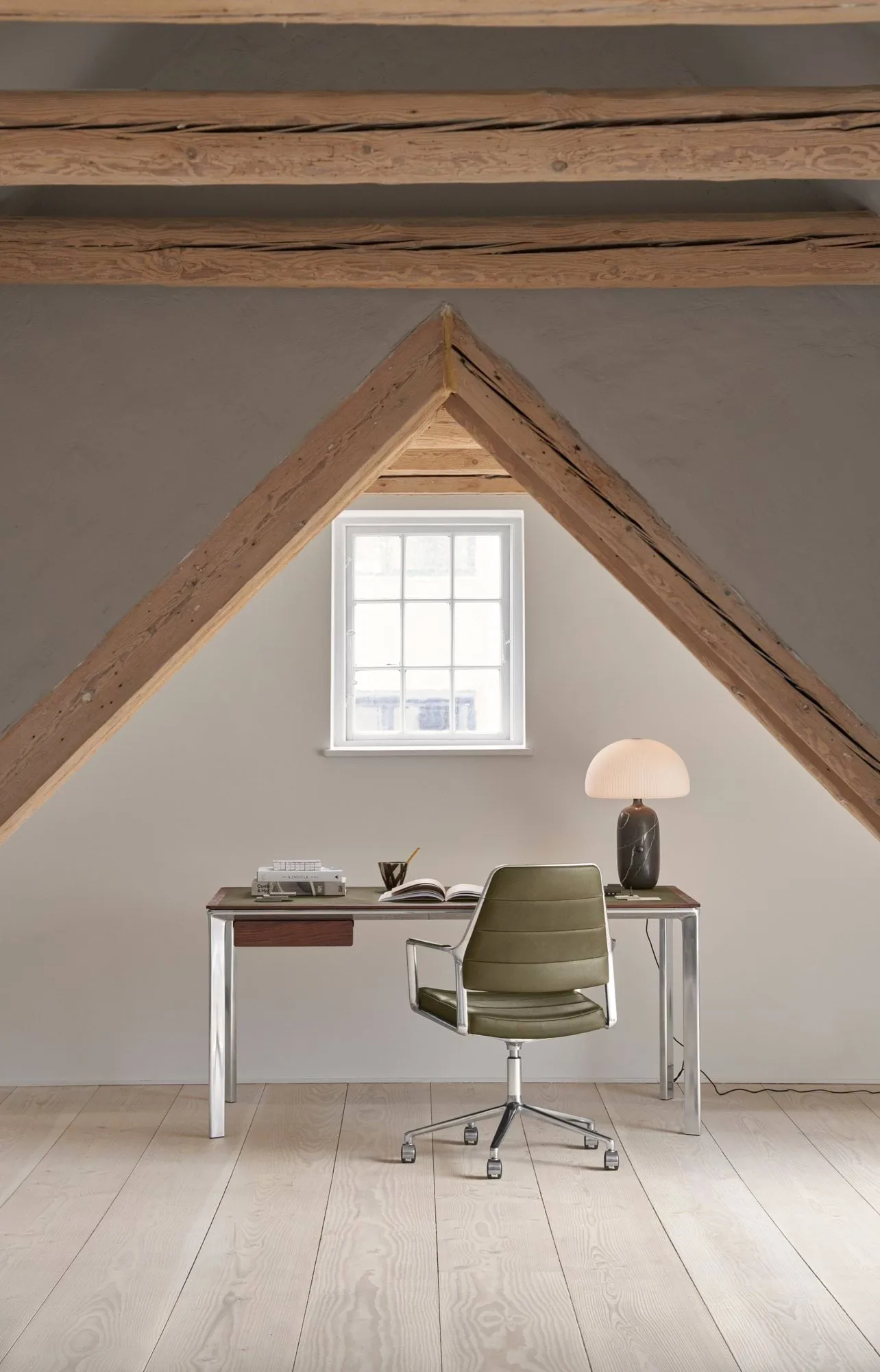 Vipp432 skrivebord, Bosco leather-walnut Vipp