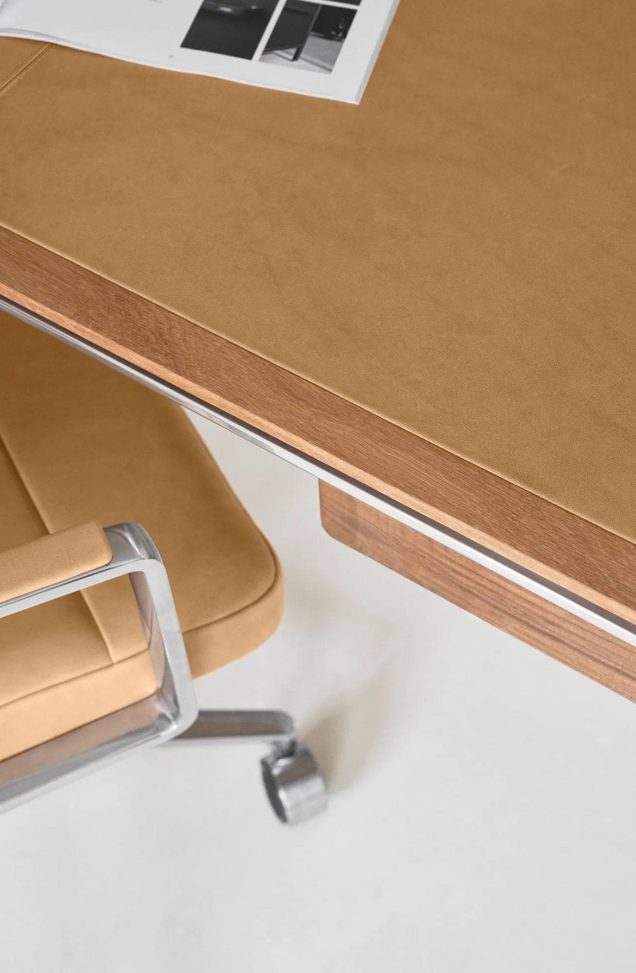 Vipp432 skrivebord, Camel leather-light oak Vipp