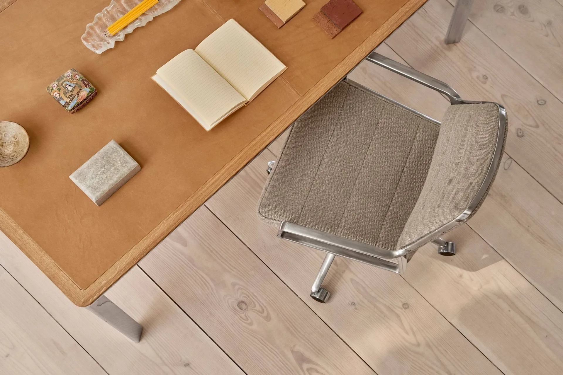 Vipp432 skrivebord, Camel leather-light oak Vipp