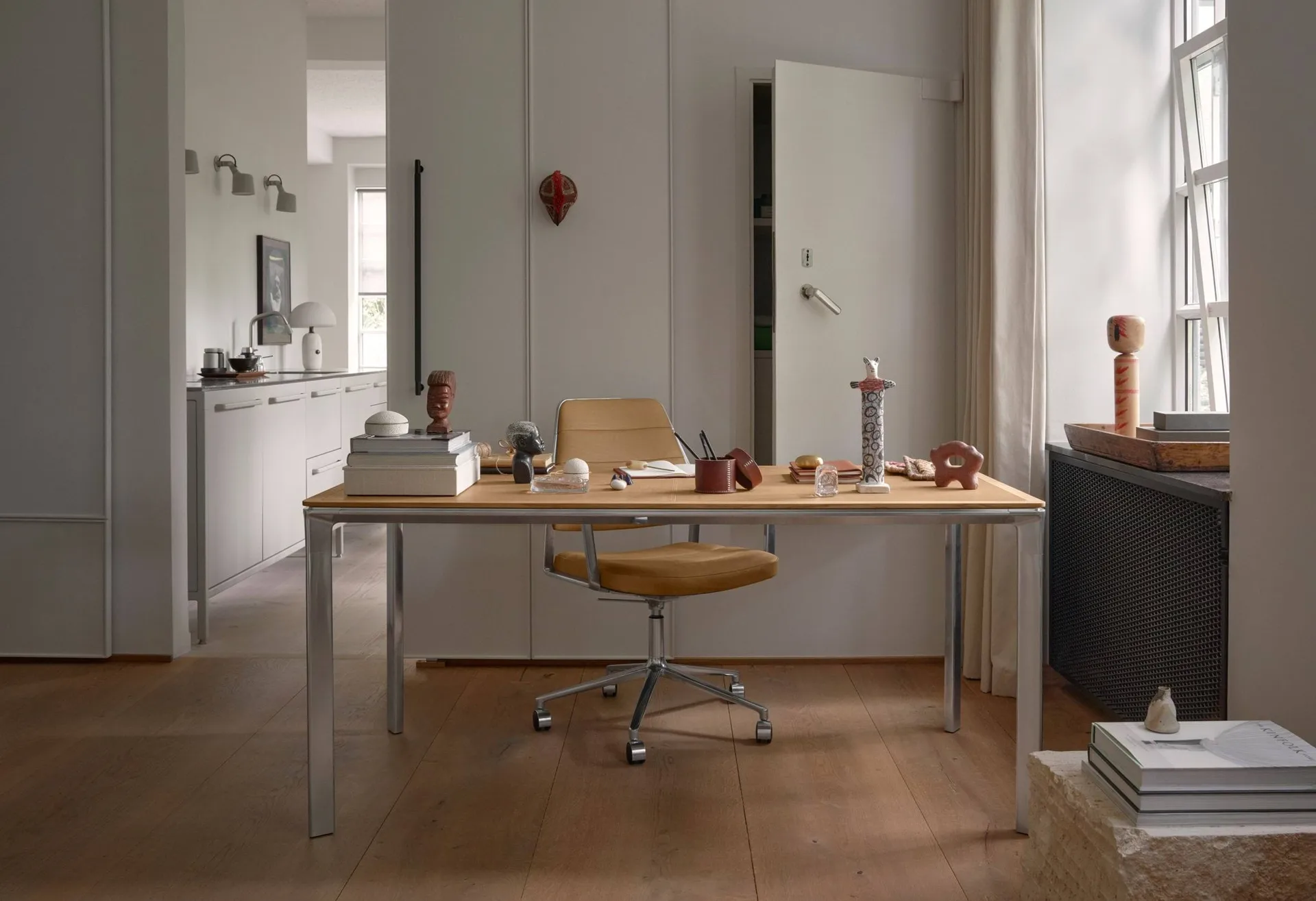 Vipp432 skrivebord, Camel leather-light oak Vipp